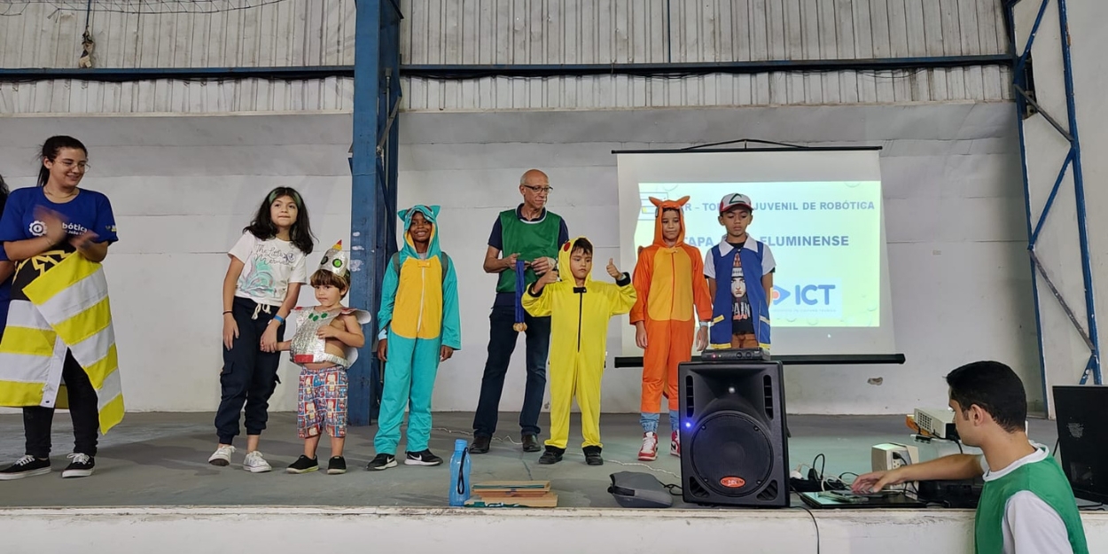 Equipes Ajuda Robótica em Torneios de Robótica - 1