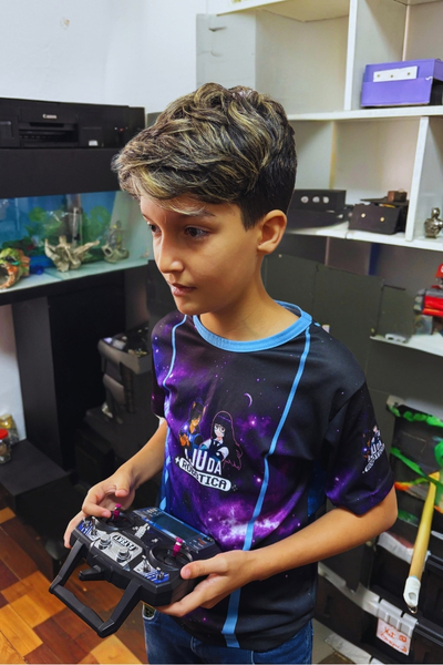 Jovens com circuitos eletrônicos