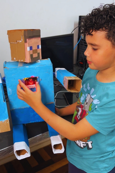 Aluno segurando objeto impresso em 3D