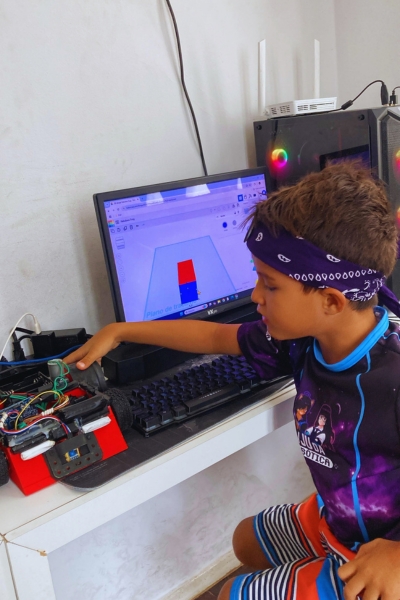 Aluno montando robô