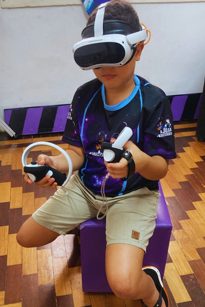 Aluno utilizando óculos de realidade virtual